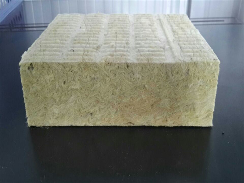 隨著建筑行業(yè)的飛速發(fā)展，保溫材料在建筑領(lǐng)域的應(yīng)用越來(lái)越廣泛。其中，巖棉板作為一種優(yōu)良的保溫材料，以其獨(dú)特的優(yōu)勢(shì)在市場(chǎng)中占據(jù)重要地位。滄州地區(qū)作為巖棉板生產(chǎn)和使用的重要基地之一，其價(jià)格變動(dòng)對(duì)全國(guó)市場(chǎng)具有