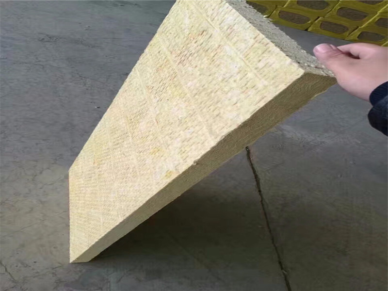 隨著建筑技術(shù)的不斷進(jìn)步和人們對建筑節(jié)能要求的提高，外墻保溫成為了現(xiàn)代建筑中不可或缺的一部分。而40厚巖棉板作為一種常用的外墻保溫材料，其優(yōu)良的保溫性能和良好的耐久性得到了廣泛的應(yīng)用。本文將就外墻40厚巖棉板保溫成本進(jìn)行專業(yè)、準(zhǔn)確的剖析。
