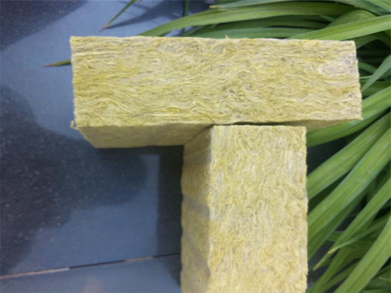 在建筑行業(yè)中，雙面巖棉板作為一種優(yōu)質(zhì)的建筑材料，因其獨(dú)特的性能和廣泛的應(yīng)用領(lǐng)域而備受矚目。本文將介紹雙面巖棉板的特點(diǎn)、性能、應(yīng)用以及優(yōu)勢(shì)，幫助大家更好地了解這一建筑材料。