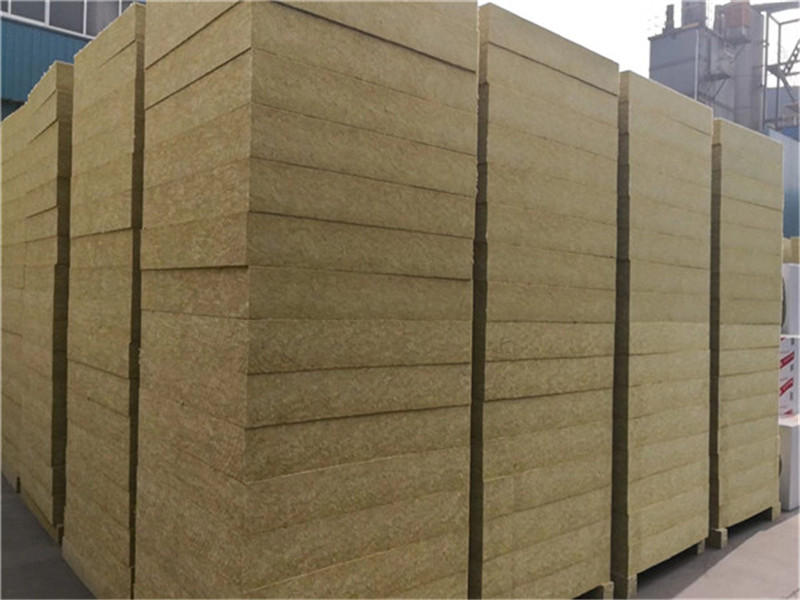 隨著現(xiàn)代建筑技術(shù)的不斷進(jìn)步，外墻保溫技術(shù)已成為建筑行業(yè)的重要一環(huán)?；葜葑鳛橹袊?guó)南方的重要城市，其外墻保溫巖棉板廠家在行業(yè)中占據(jù)著舉足輕重的地位。本文將詳細(xì)介紹惠州外墻保溫巖棉板廠家的專業(yè)性和準(zhǔn)確性，以