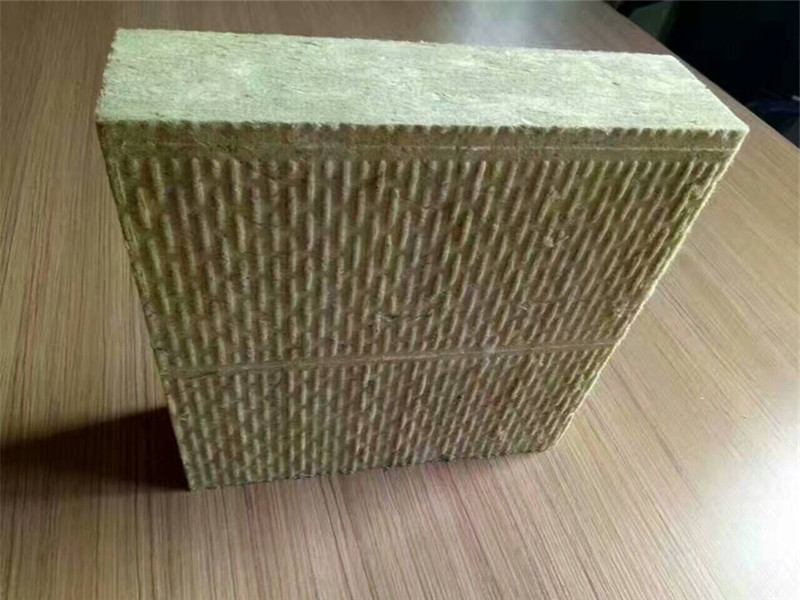 在自貢，我們生活的地方隨著時(shí)間逐漸朝著更高的科技水平和更為豐富的資源體系前進(jìn)。面對(duì)愈加頻繁和炎熱的夏日天氣，人們?cè)絹?lái)越注重房屋建筑的高效保溫技術(shù)。在這樣的背景之下，自貢外墻隔熱保溫巖棉板成為了許多建筑項(xiàng)目的首選材料。本文將詳細(xì)解析自貢外墻隔熱保溫巖棉板的特點(diǎn)、應(yīng)用及其在建筑領(lǐng)域的重要性。