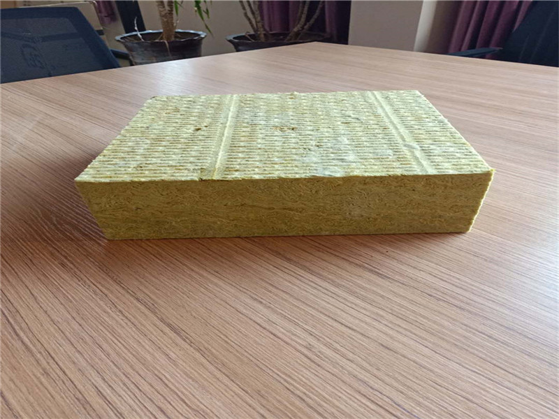 在中國建筑材料市場，巖棉板以其優(yōu)異的防火性能和環(huán)保特質(zhì)贏得了廣大用戶的青睞。隨著建筑行業(yè)的飛速發(fā)展，市場上對巖棉板的需求也在日益增長。在眾多巖棉板生產(chǎn)企業(yè)中，一家以高品質(zhì)與持續(xù)創(chuàng)新為主導(dǎo)的巖棉板批發(fā)廠
