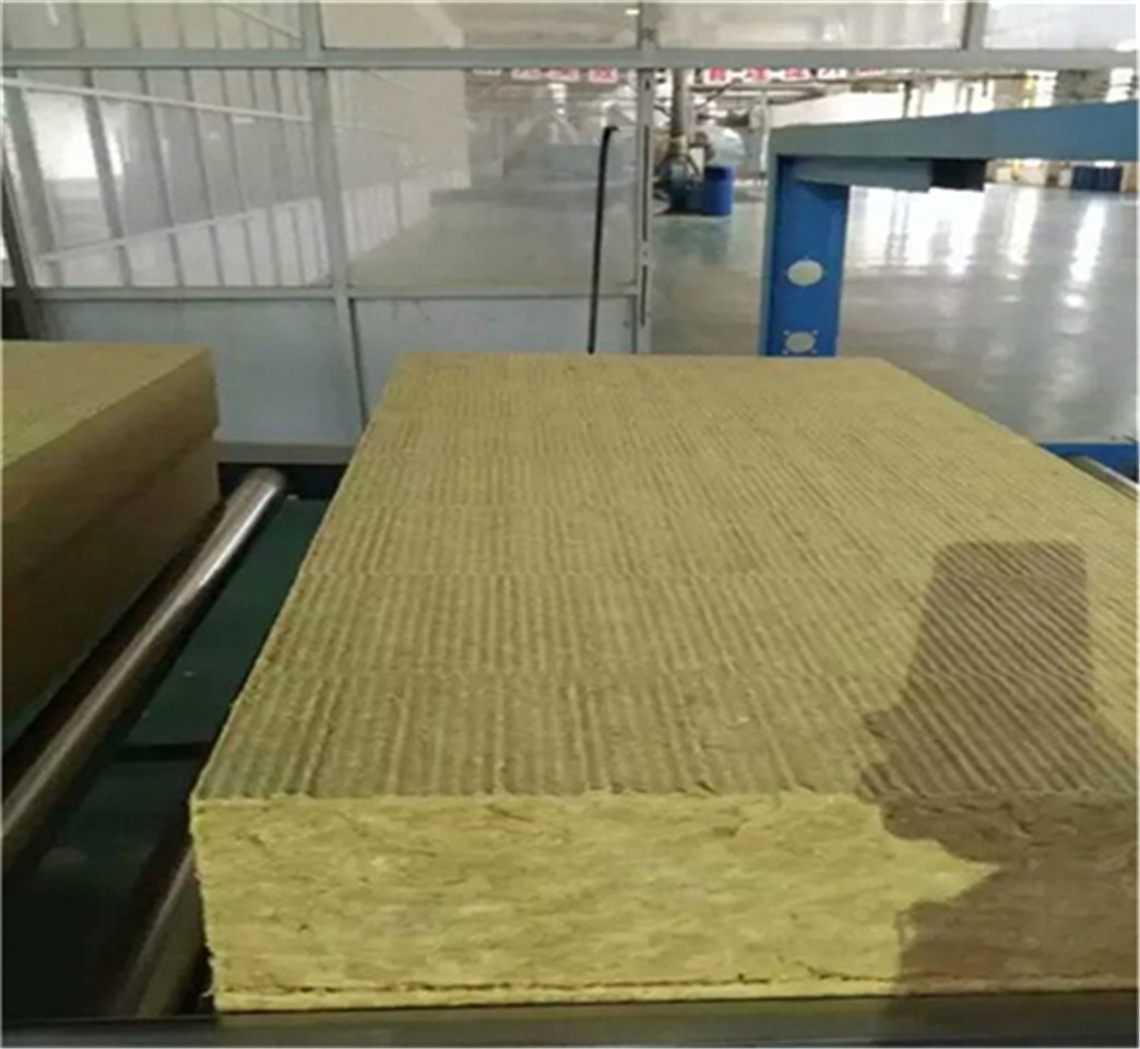 在建材行業(yè)中，外墻保溫材料的選擇對(duì)于建筑物的節(jié)能性能和環(huán)保質(zhì)量至關(guān)重要。作為業(yè)內(nèi)的佼佼者，通遼外墻保溫巖棉板廠憑借其卓越的品質(zhì)和創(chuàng)新精神贏得了業(yè)界的廣泛贊譽(yù)和客戶的信賴。